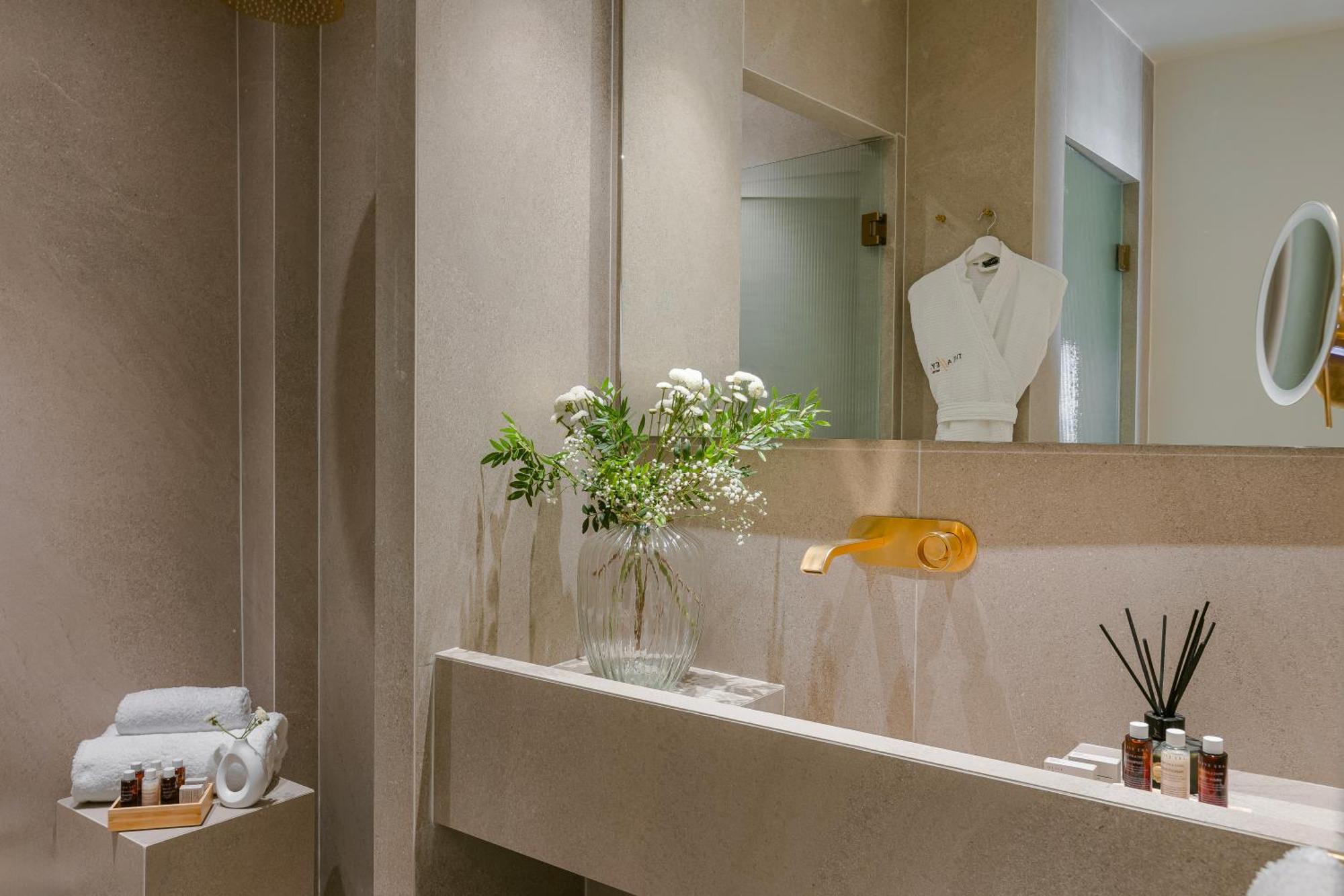 Alley Boutique And Аргостолион